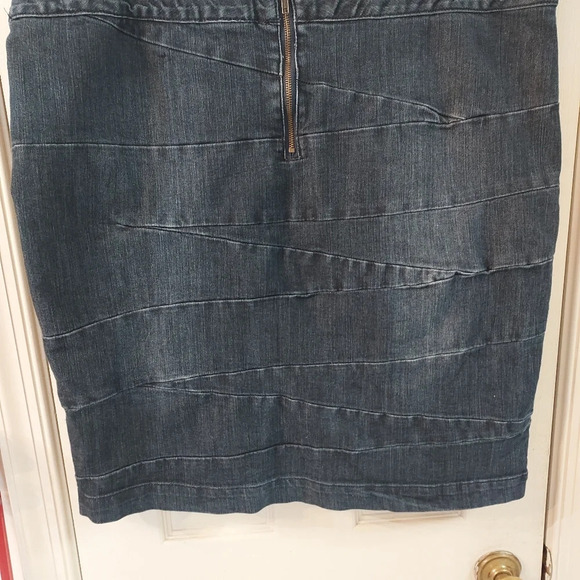Lane Bryant Dark Wash Denim Bandage Skirt in Size 22 - Picture 4 of 8